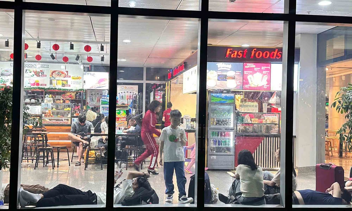 Nhiều người bay chuyến muộn hơn tìm chỗ ngả lưng. Nhiều người bay chuyến muộn hơn tìm chỗ ngả lưng.