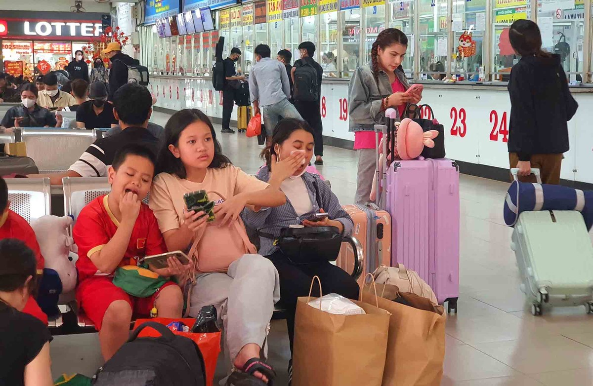 Gia đình ngồi chờ xe, để về đoàn tụ cùng gia đình. Gia đình ngồi chờ xe, để về đoàn tụ cùng gia đình.