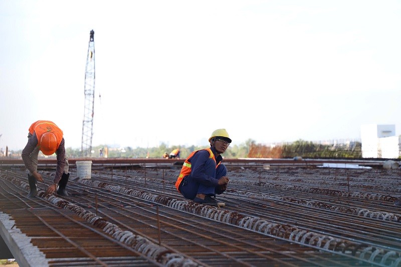 Công nhân vẫn hối hả thi công Dự án đường Vành đai 3 đoạn qua TP.HCM những ngày giáp Tết Nguyên đán Ất Tỵ Công nhân vẫn hối hả thi công Dự án đường Vành đai 3 đoạn qua TP.HCM những ngày giáp Tết Nguyên đán Ất Tỵ