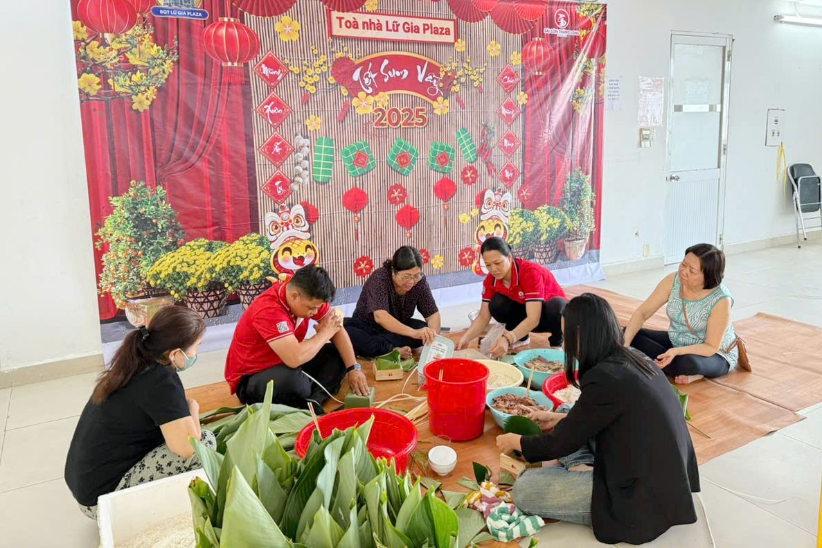 Đại diện Ban quản lý và Ban quản trị, cư dân chung cư Lữ Gia Plaza tổ chức gói bánh chưng đón Tết. Đại diện Ban quản lý và Ban quản trị, cư dân chung cư Lữ Gia Plaza tổ chức gói bánh chưng đón Tết.