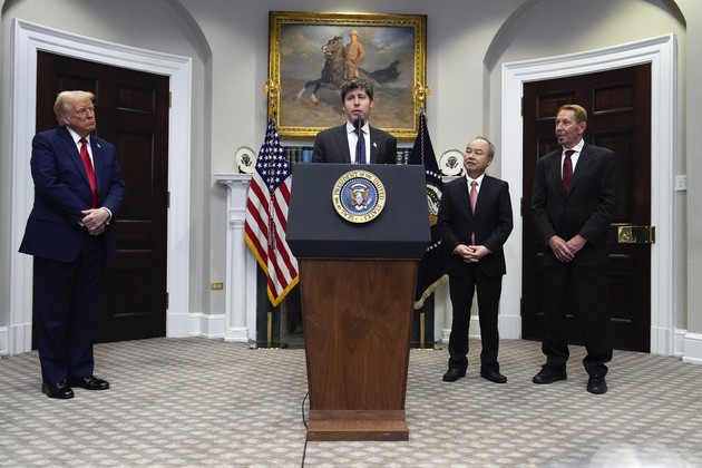Ông Sam Altman, CEO OpenAI, phát biểu tại Nhà Trắng hôm 21/1/2025, cùng Tổng thống Donald Trump, ông Masayoshi Son (SoftBank) và ông Larry Ellison (Oracle). (Ảnh: Politico). Ông Sam Altman, CEO OpenAI, phát biểu tại Nhà Trắng hôm 21/1/2025, cùng Tổng thống Donald Trump, ông Masayoshi Son (SoftBank) và ông Larry Ellison (Oracle). (Ảnh: Politico).