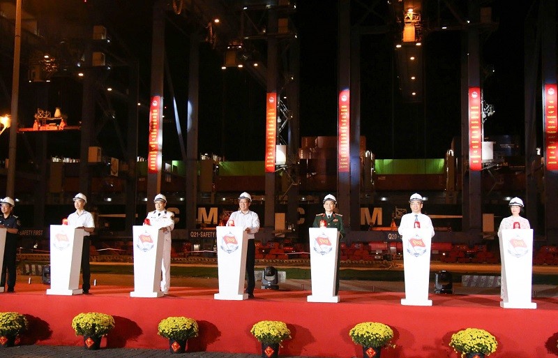 Lãnh đạo TP.HCM và Tổng công ty Tân Cảng Sài Gòn phát lệnh làm hàng đêm Giao thừa tại cảng Cát Lái