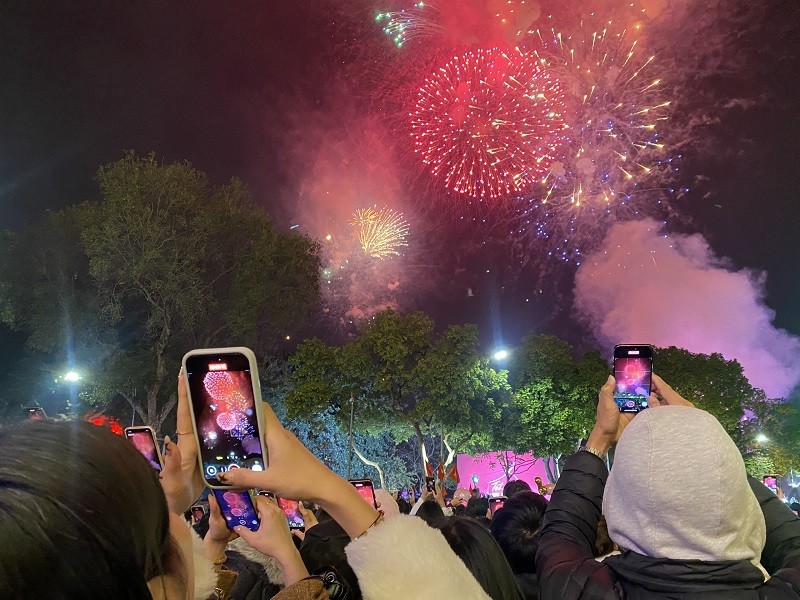 Người dân không chỉ xem trực tiếp mà còn quay video hoặc phát trực tiếp cho người thân và bạn bè cùng thưởng thức qua điện thoại di động Người dân không chỉ xem trực tiếp mà còn quay video hoặc phát trực tiếp cho người thân và bạn bè cùng thưởng thức qua điện thoại di động