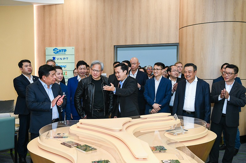 Bộ trưởng Nguyễn Chí Dũng và Chủ tịch, kiêm Tổng giám đốc Tập đoàn NVIDIA, ông Jensen Huang cùng các đại biểu tham quan Trung tâm Đổi mới sáng tạo Quốc gia Bộ trưởng Nguyễn Chí Dũng và Chủ tịch, kiêm Tổng giám đốc Tập đoàn NVIDIA, ông Jensen Huang cùng các đại biểu tham quan Trung tâm Đổi mới sáng tạo Quốc gia