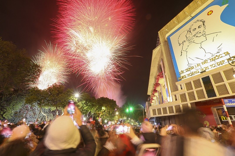 Đúng 0h ngày 29/1 - thời khắc Giao thừa, bước sangg ngày mùng Một Tết Ất Tỵ, những loạt pháo đầu tiên được bắn lên trong tiếng hò reo của người dân Đúng 0h ngày 29/1 - thời khắc Giao thừa, bước sangg ngày mùng Một Tết Ất Tỵ, những loạt pháo đầu tiên được bắn lên trong tiếng hò reo của người dân