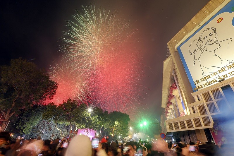 Dù quanh hồ có rất nhiều cây cổ thụ, tuy nhiên đây là điểm bắn pháo hoa tầm cao, do đó không ảnh hưởng nhiều đến người xem Dù quanh hồ có rất nhiều cây cổ thụ, tuy nhiên đây là điểm bắn pháo hoa tầm cao, do đó không ảnh hưởng nhiều đến người xem