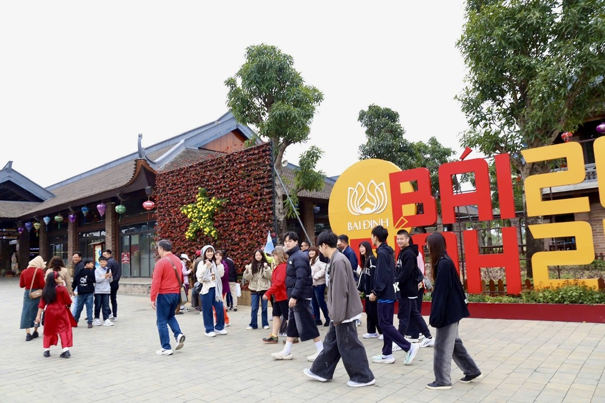 Ngay trong ngày đầu năm của Tết Nguyên đán, chùa Bái Đính đã tập nập du khách đến chiêm bái, du xuân. Ảnh: Minh Đường