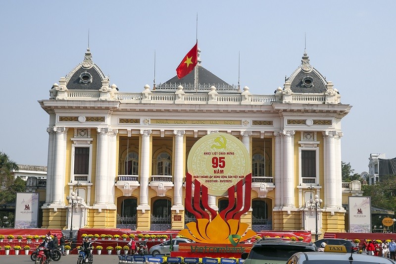 Các công trình biểu tượng của Hà Nội được trang hoàng từ sớm