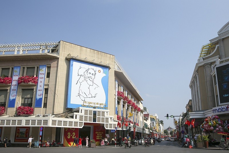 Tuyến phố Tràng Tiền rực sáng với các pano, biểu ngữ mừng Ngày thành lập Đảng