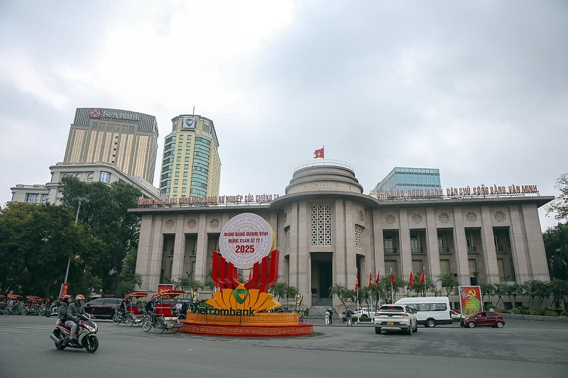 Mô hình kỷ niệm trước cửa Ngân hàng Nhà Nước trên phố Lý Thái Tổ