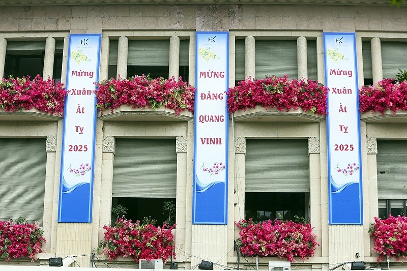 Băng rôn được treo trang trọng trên những con phố trung tâm Thủ đô.