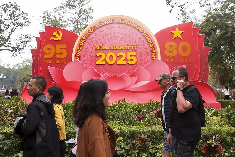 Du khách tận hưởng không khí du xuân quanh hồ Gươm