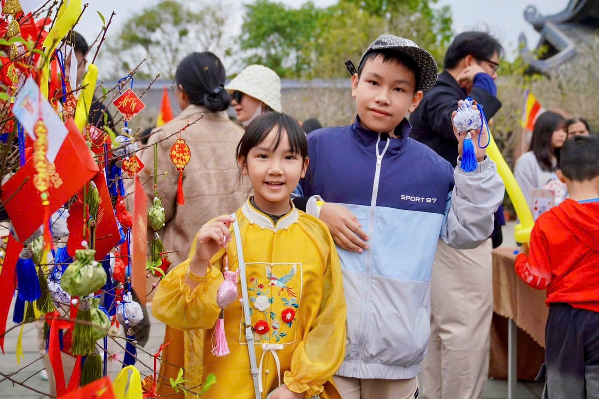 Du khách đến chiêm bái, thưởng ngoạn cảnh sắc tại chùa Bái Đính cầu mong một năm mới bình an, hạnh phúc Du khách đến chiêm bái, thưởng ngoạn cảnh sắc tại chùa Bái Đính cầu mong một năm mới bình an, hạnh phúc