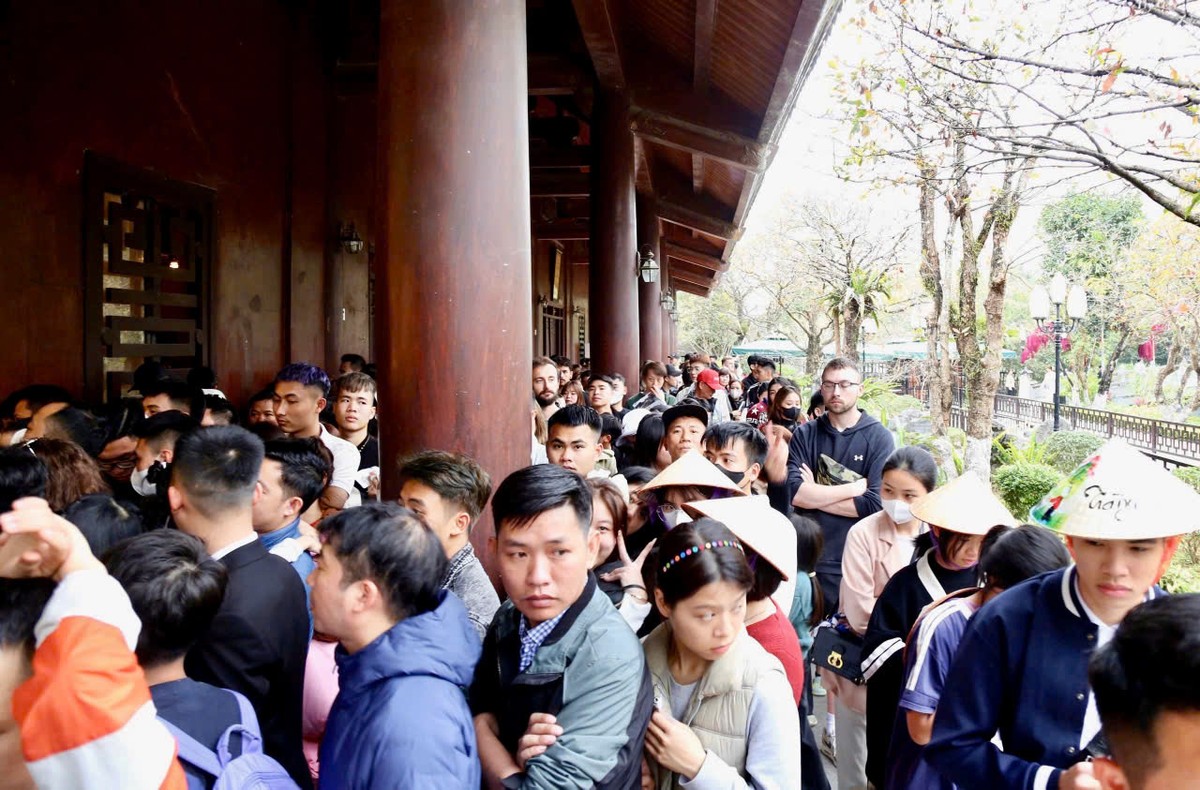 Du khách trong và ngoài nước xếp hàng xuống bến thuyền tại Khu du lịch sinh thái Tràng An. Ảnh Minh Đường Du khách trong và ngoài nước xếp hàng xuống bến thuyền tại Khu du lịch sinh thái Tràng An. Ảnh Minh Đường