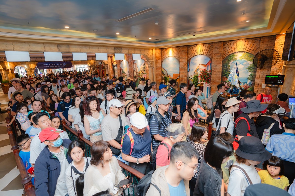 Hàng dài người xếp hàng du ngoạn cáp treo Sun World Hon Thom. Hàng dài người xếp hàng du ngoạn cáp treo Sun World Hon Thom.