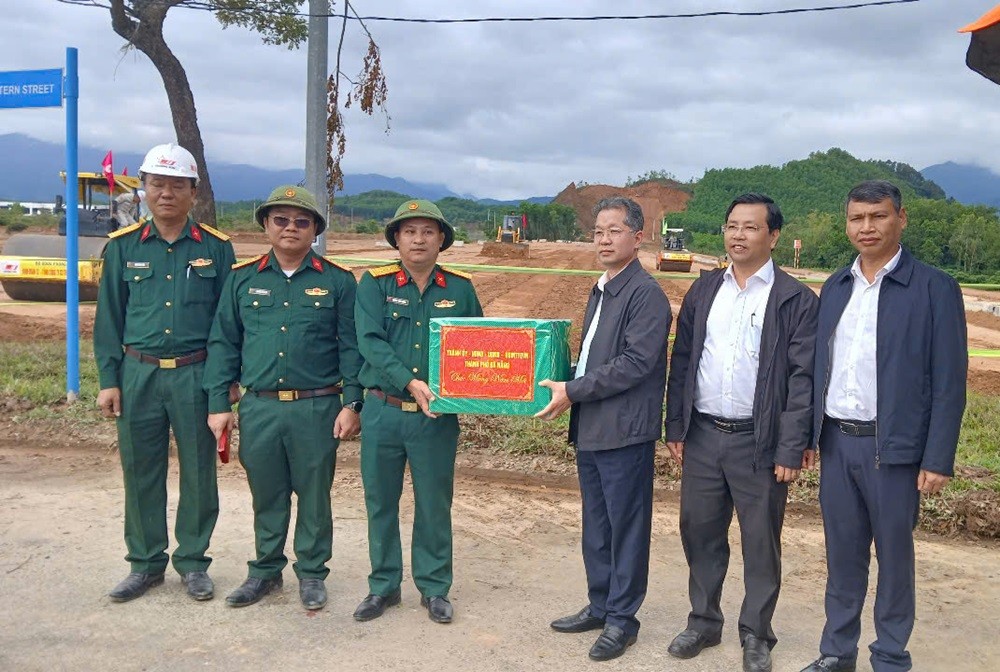 Bí thư Đà Nẵng tặng quà cho các đơn vị thi công tuyến đường vành đai phía Tây.