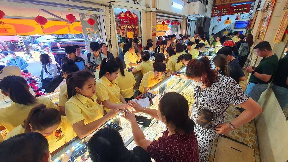 Hệ thống cửa hàng vàng Mi Hồng tấp nập từ sáng đến trưa. Hệ thống cửa hàng vàng Mi Hồng tấp nập từ sáng đến trưa.