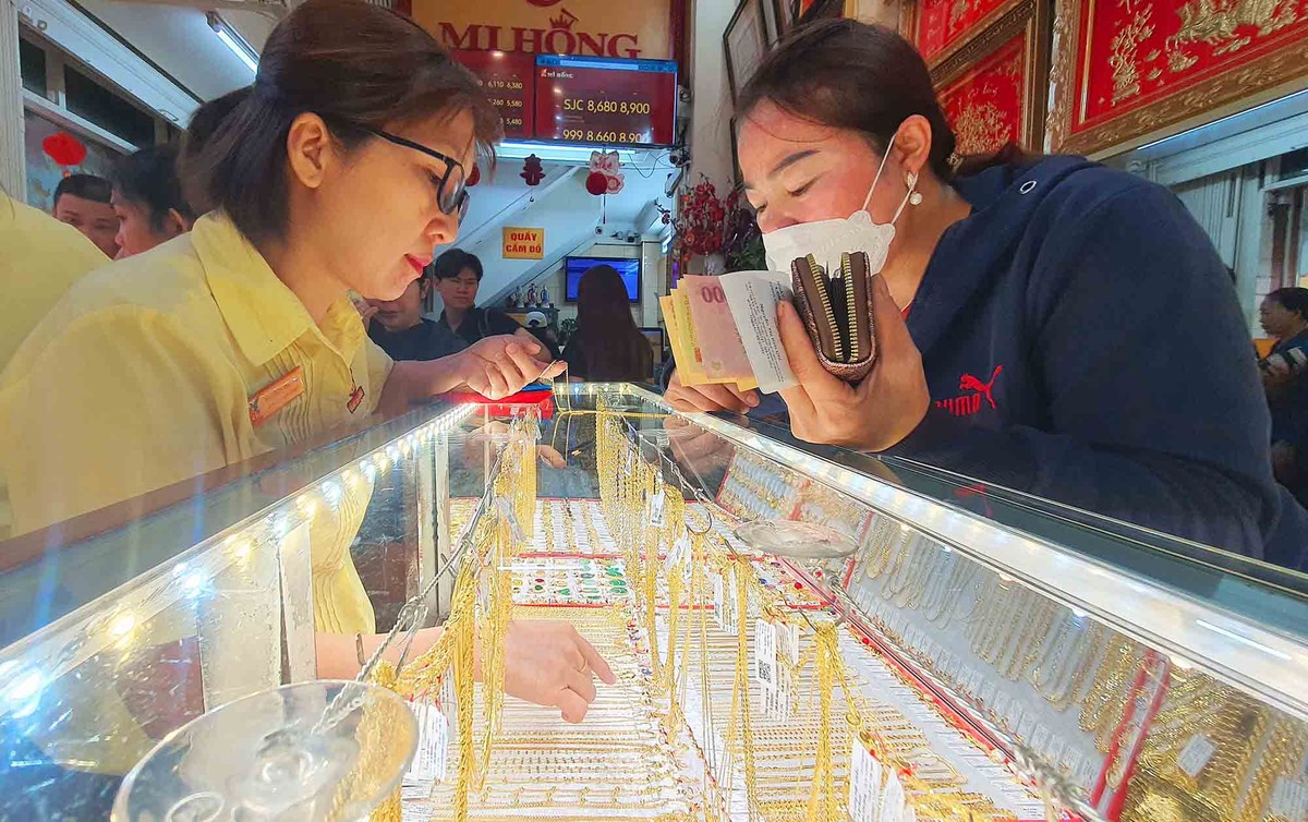 Sáng nay, các doanh nghiệp giao dịch vàng nhẫn trơn 99,99 mua vào 86,5 triệu đồng/lượng, bán ra 89,6 triệu đồng/lượng, tăng 200.000 đồng mỗi lượng so với ngày 6/2. Sáng nay, các doanh nghiệp giao dịch vàng nhẫn trơn 99,99 mua vào 86,5 triệu đồng/lượng, bán ra 89,6 triệu đồng/lượng, tăng 200.000 đồng mỗi lượng so với ngày 6/2.