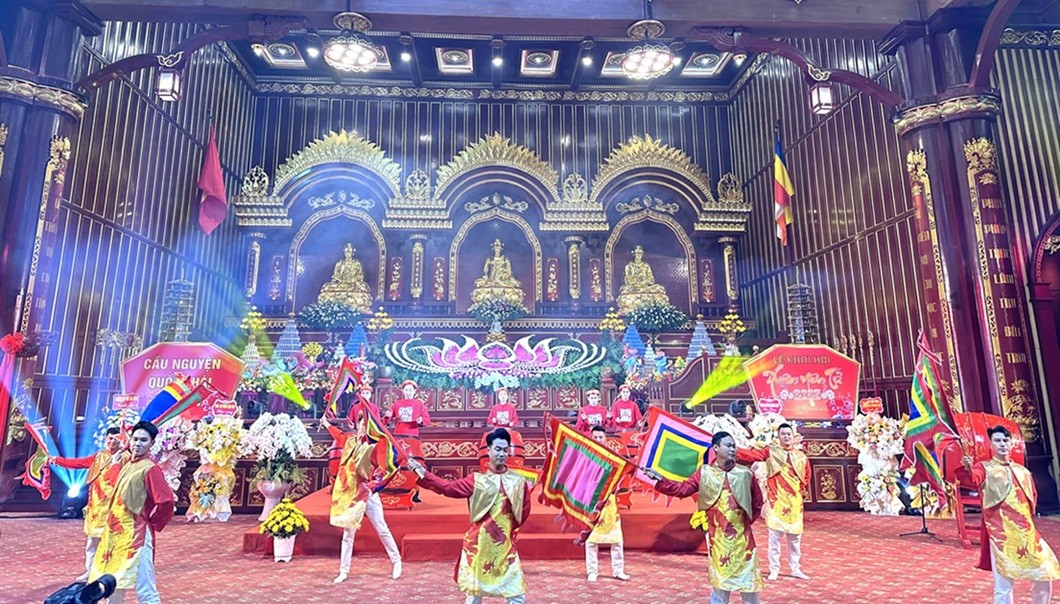 Lễ khai hội Xuân Yên Tử được tổ chức vào ngày 10 tháng Giêng hàng năm đã trở thành một nét đẹp văn hóa, thể hiện sâu sắc truyền thống “Uống nước, nhớ nguồn". Lễ khai hội Xuân Yên Tử được tổ chức vào ngày 10 tháng Giêng hàng năm đã trở thành một nét đẹp văn hóa, thể hiện sâu sắc truyền thống “Uống nước, nhớ nguồn".