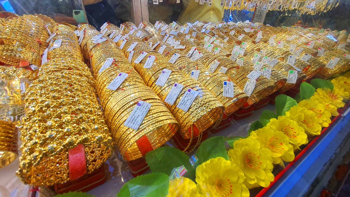 Trong ngày Thần Tài, các cửa hàng kinh doanh vàng đều mở cửa từ sáng sớm để đáp ứng nhu cầu của khách. Hệ thống cửa hàng của công ty PNJ mở cửa từ 6 giờ sáng; công ty SJC mở cửa từ 6 giờ 30 sáng. Trong ngày Thần Tài, các cửa hàng kinh doanh vàng đều mở cửa từ sáng sớm để đáp ứng nhu cầu của khách. Hệ thống cửa hàng của công ty PNJ mở cửa từ 6 giờ sáng; công ty SJC mở cửa từ 6 giờ 30 sáng.