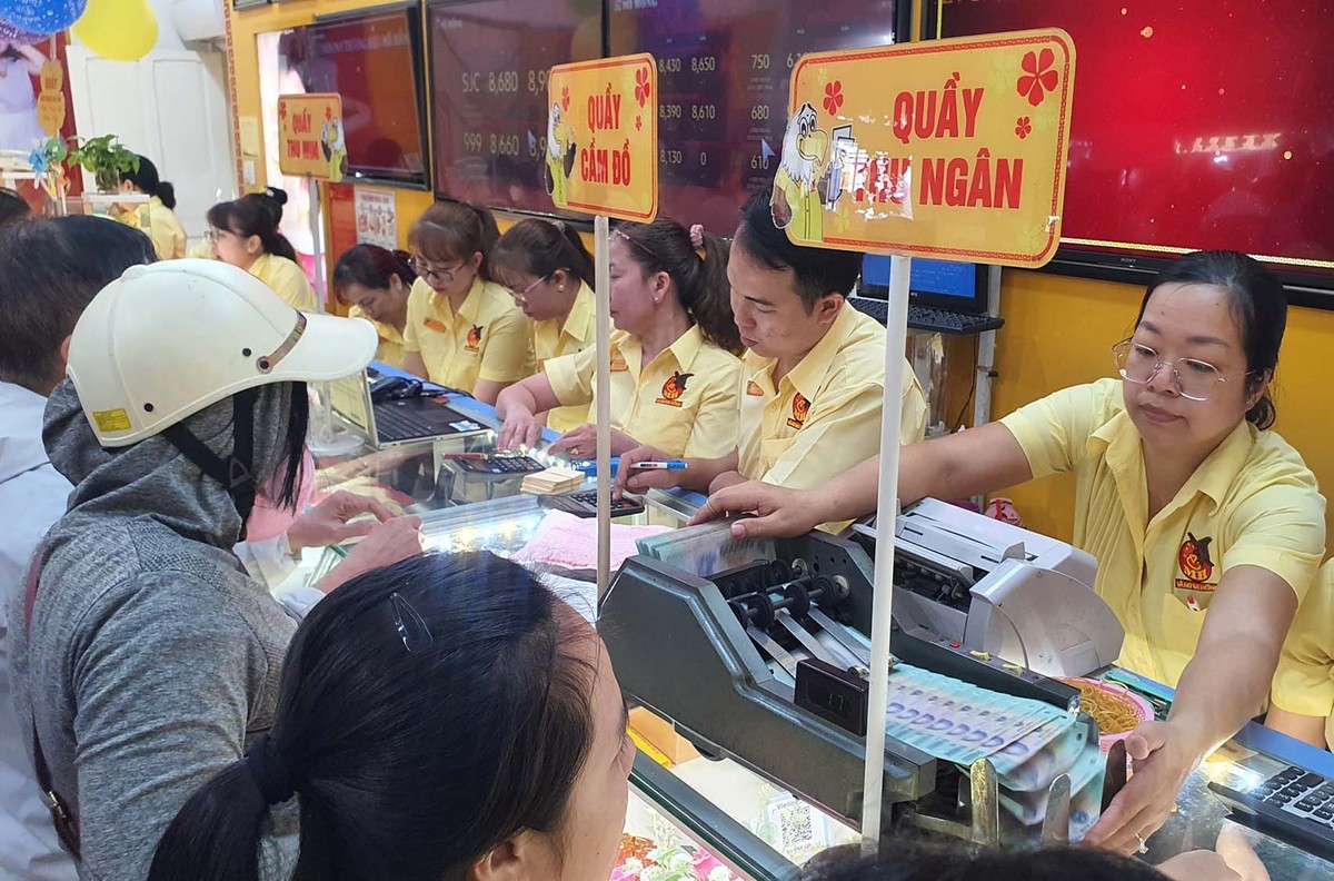 Ngày hôm nay, cũng nhiều khách hàng mang vàng ra bán. Ngày hôm nay, cũng nhiều khách hàng mang vàng ra bán.