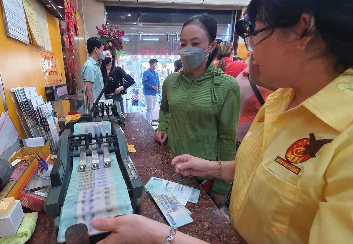 Ngày vía Thần Tài (mùng 10 tháng Giêng Âm lịch) được coi là ngày xin "lộc buôn, lộc bán" lớn nhất trong năm. Nhiều người cho rằng mua vàng vào ngày này sẽ mang lại may mắn, tài lộc cho cả năm. Ngày vía Thần Tài (mùng 10 tháng Giêng Âm lịch) được coi là ngày xin "lộc buôn, lộc bán" lớn nhất trong năm. Nhiều người cho rằng mua vàng vào ngày này sẽ mang lại may mắn, tài lộc cho cả năm.