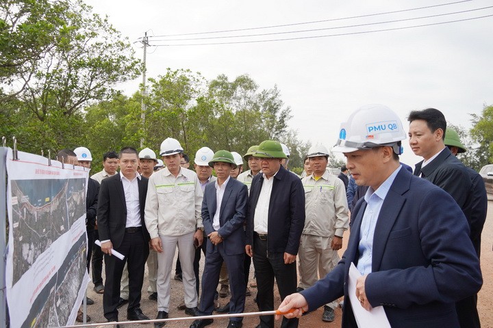 Đại diện Tập đoàn Sơn Hải báo cáo tiến độ triển khai tại Dự án thành phần 1 - Đường ven biển thuộc Dự án Đường ven biển và cầu Nhật Lệ 3 tại gói thầu do doanh nghiệp này thi công. Đại diện Tập đoàn Sơn Hải báo cáo tiến độ triển khai tại Dự án thành phần 1 - Đường ven biển thuộc Dự án Đường ven biển và cầu Nhật Lệ 3 tại gói thầu do doanh nghiệp này thi công.