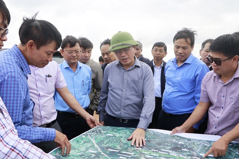 Lãnh đạo tỉnh Bình Định khảo sát khu giải phóng mặt bằng tại thị xã An Nhơn. Lãnh đạo tỉnh Bình Định khảo sát khu giải phóng mặt bằng tại thị xã An Nhơn.