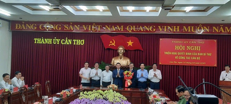 Lãnh đạo Ban Tổ chức Trung ương, Thường trực Thành ủy Cần Thơ và Thường trực Tỉnh ủy Hậu Giang tặng hoa chúc mừng ông Trương Cảnh Tuyên Lãnh đạo Ban Tổ chức Trung ương, Thường trực Thành ủy Cần Thơ và Thường trực Tỉnh ủy Hậu Giang tặng hoa chúc mừng ông Trương Cảnh Tuyên