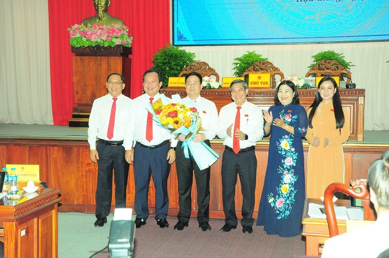 Phó Bí thư Thường trực Tỉnh ủy Hậu Giang Trần Văn Huyến (thứ ba từ trái qua) được bầu giữ chức Chủ tịch UBND tỉnh Hậu Giang nhiệm kỳ 2021-2026