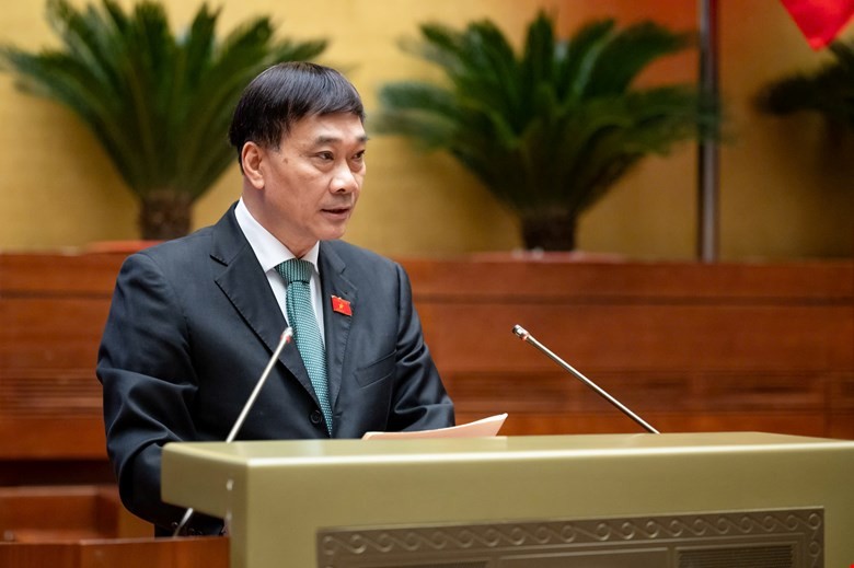 Chủ nhiệm Uỷ ban Kinh tế Vũ Hồng Thanh trình bày báo cáo thẩm tra. Chủ nhiệm Uỷ ban Kinh tế Vũ Hồng Thanh trình bày báo cáo thẩm tra.