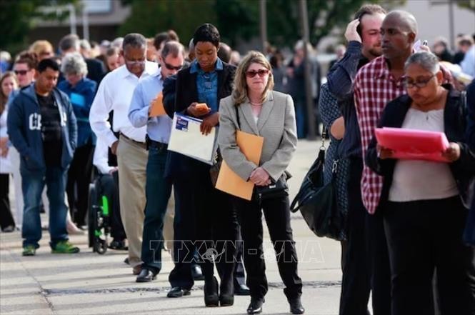 Người lao động chờ tìm việc tại hội chợ việc làm ở Uniondale, New York (Mỹ). Ảnh: Reuters/TTXVN Người lao động chờ tìm việc tại hội chợ việc làm ở Uniondale, New York (Mỹ). Ảnh: Reuters/TTXVN