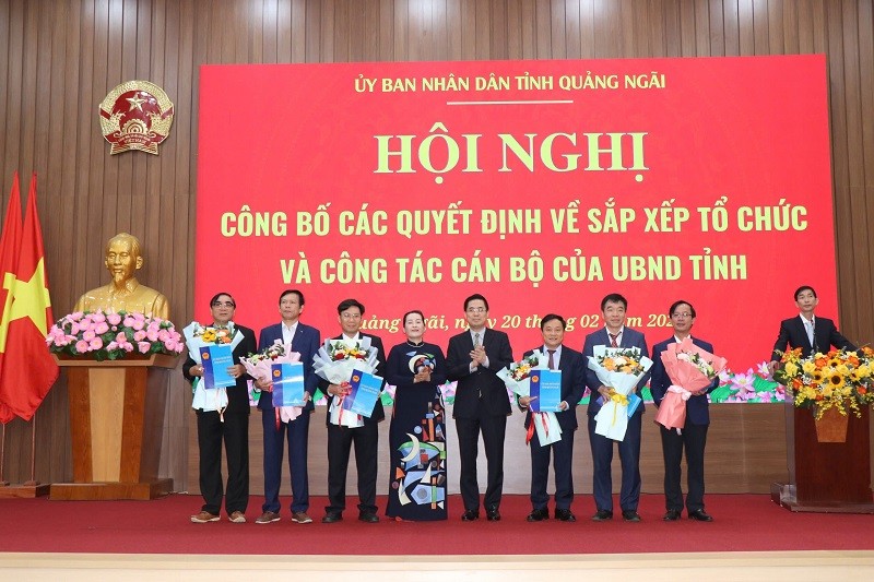 UBND tỉnh Quảng Ngãi tổ chức hội nghị công bố các quyết định sắp xếp tổ chức và công tác cán bộ của UBND tỉnh. UBND tỉnh Quảng Ngãi tổ chức hội nghị công bố các quyết định sắp xếp tổ chức và công tác cán bộ của UBND tỉnh.