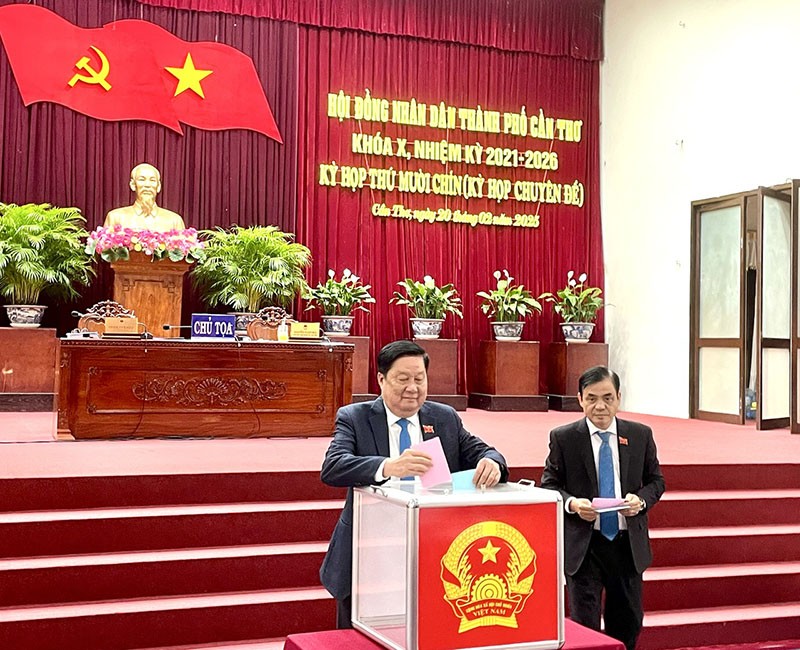 Phó Bí thư Thường trực Thành ủy, Chủ tịch HĐND TP. Cần Thơ Phạm Văn Hiểu (bên trái) và Phó Chủ tịch Thường trực HĐND TP. Cần Thơ Nguyễn Xuân Hải bỏ phiếu bầu chức danh Chủ tịch UBND TP. Cần Thơ nhiệm kỳ 2021-2026