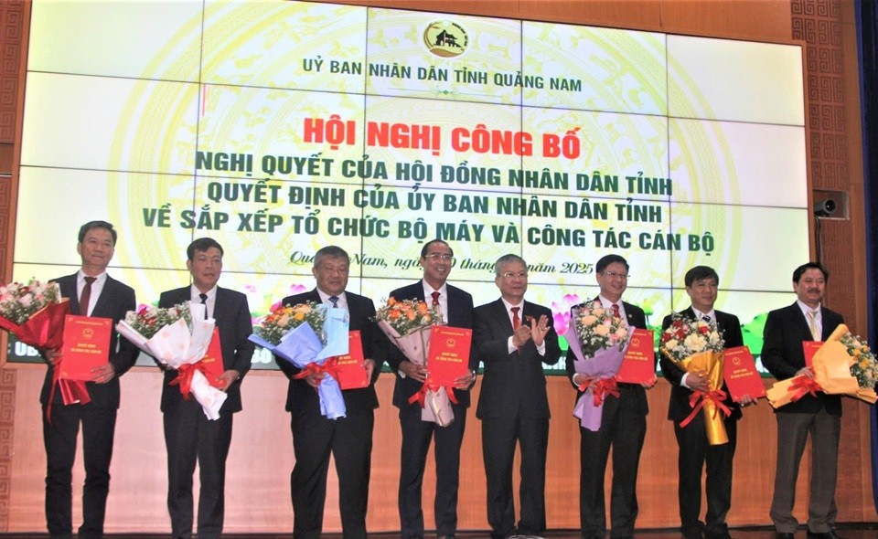 Phó bí thư Thường trực Tỉnh ủy Quảng Nam, ông Nguyễn Đức Dũng trao Quyết định và tặng hoa chúc mừng lãnh đạo Sở Xây dựng. Phó bí thư Thường trực Tỉnh ủy Quảng Nam, ông Nguyễn Đức Dũng trao Quyết định và tặng hoa chúc mừng lãnh đạo Sở Xây dựng.