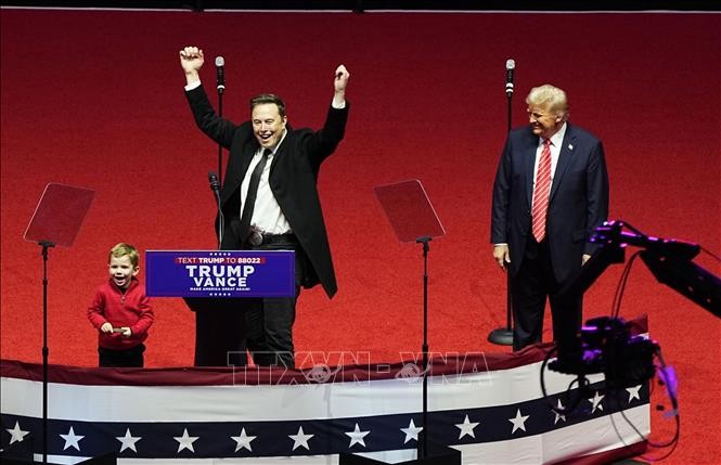 Tổng thống đắc cử Mỹ Donald Trump (phải) và Giám đốc điều hành Tesla Elon Musk tại buổi mít tinh ở Washington, DC ngày 19/1/2025. Ảnh: Kyodo/TTXVN