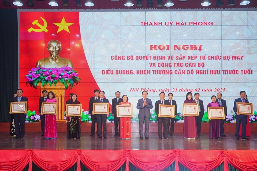 Bí thư Thành ủy Lê Tiến Châu trao Huân chương Lao động hạng Nhì cho các cá nhân có thành tích xuất sắc