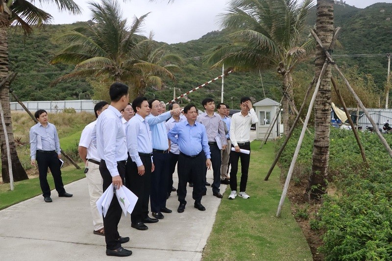 Lãnh đạo tỉnh Bình Định kiểm tra Dự án Khu nghỉ dưỡng cao cấp Cát Hải Bay. Ảnh: Thùy Trang.