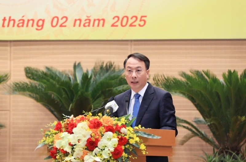 Giám đốc Sở Nội vụ Trần Đình Cảnh trình bày Tờ trình về việc thành lập, tổ chức lại các cơ quan chuyên môn, tổ chức hành chính thuộc UBND TP. Hà Nội. Ảnh: Phạm Hùng Giám đốc Sở Nội vụ Trần Đình Cảnh trình bày Tờ trình về việc thành lập, tổ chức lại các cơ quan chuyên môn, tổ chức hành chính thuộc UBND TP. Hà Nội. Ảnh: Phạm Hùng