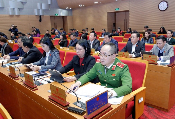 Các đại biểu bấm nút thông qua Nghị Quyết. Các đại biểu bấm nút thông qua Nghị Quyết.