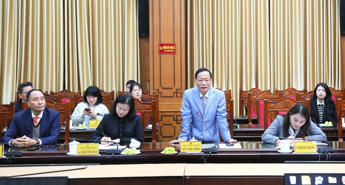 Chủ tịch Tập đoàn Geleximco Vũ Văn Tiền phát biểu tại buổi làm việc.