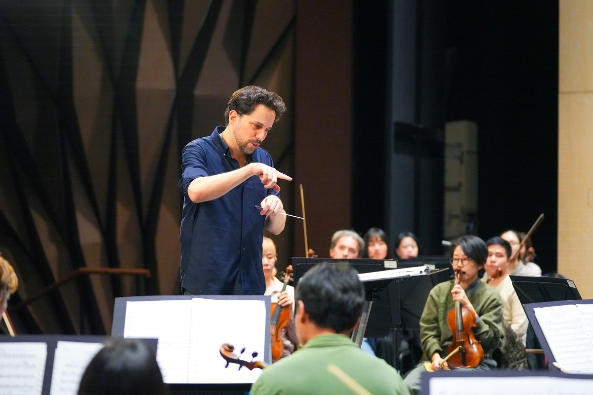 Các nghệ sĩ của Dàn nhạc Giao hưởng Mặt Trời đang gấp rút tập luyện cho buổi biểu diễn Các nghệ sĩ của Dàn nhạc Giao hưởng Mặt Trời đang gấp rút tập luyện cho buổi biểu diễn