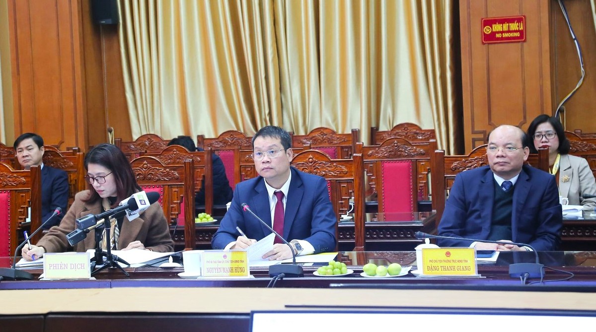 Ông Nguyễn Mạnh Hùng, Phó Bí thư Tỉnh uỷ, Chủ tịch UBND tỉnh phát biểu tại buổi làm việc.