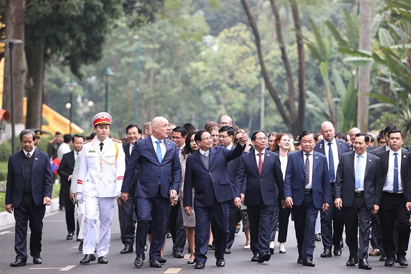 Hai Thủ tướng di chuyển tới Trụ sở Chính phủ để tiến hành hội đàm. Hai Thủ tướng di chuyển tới Trụ sở Chính phủ để tiến hành hội đàm.