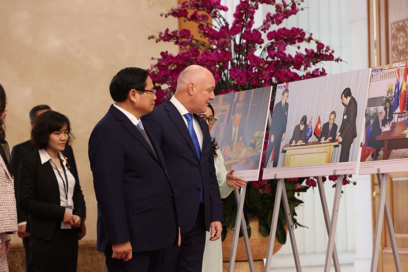 Thủ tướng Phạm Minh Chính và Thủ tướng New Zealand Christopher Luxon cùng tham quan trưng bày ảnh về đất nước, con người và quan hệ tốt đẹp Việt Nam - New Zealand. Thủ tướng Phạm Minh Chính và Thủ tướng New Zealand Christopher Luxon cùng tham quan trưng bày ảnh về đất nước, con người và quan hệ tốt đẹp Việt Nam - New Zealand.