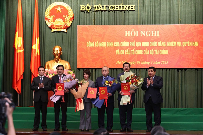 Phó thủ tướng Chính phủ Hồ Đức Phớc (ngoài cùng bên trái), Phó thủ tướng Chính phủ Nguyễn Chí Dũng (ngoài cùng bên phải) trao Quyết định và chúc mừng các tân Thứ trưởng Bộ Tài chính. Ảnh: Đức Thanh Phó thủ tướng Chính phủ Hồ Đức Phớc (ngoài cùng bên trái), Phó thủ tướng Chính phủ Nguyễn Chí Dũng (ngoài cùng bên phải) trao Quyết định và chúc mừng các tân Thứ trưởng Bộ Tài chính. Ảnh: Đức Thanh