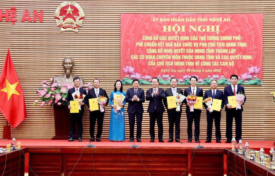 Bí thư Tỉnh ủy Nguyễn Đức Trung và Chủ tịch UBND tỉnh Lê Hồng Vinh trao Quyết định bổ nhiệm và tặng hoa chúc mừng các Giám đốc Sở Bí thư Tỉnh ủy Nguyễn Đức Trung và Chủ tịch UBND tỉnh Lê Hồng Vinh trao Quyết định bổ nhiệm và tặng hoa chúc mừng các Giám đốc Sở