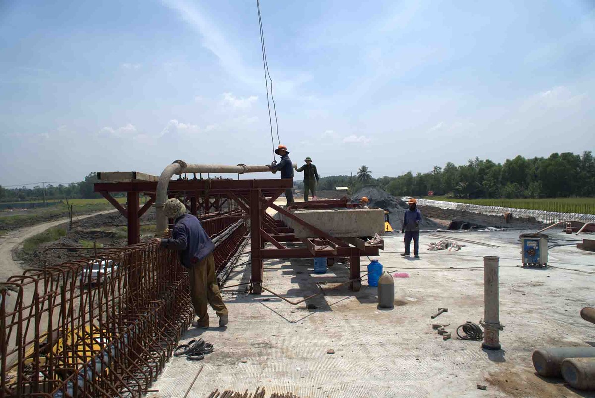 Công nhân trên công trình đang hăng hái làm việc để hoàn thành đúng tiến độ. Công nhân trên công trình đang hăng hái làm việc để hoàn thành đúng tiến độ.