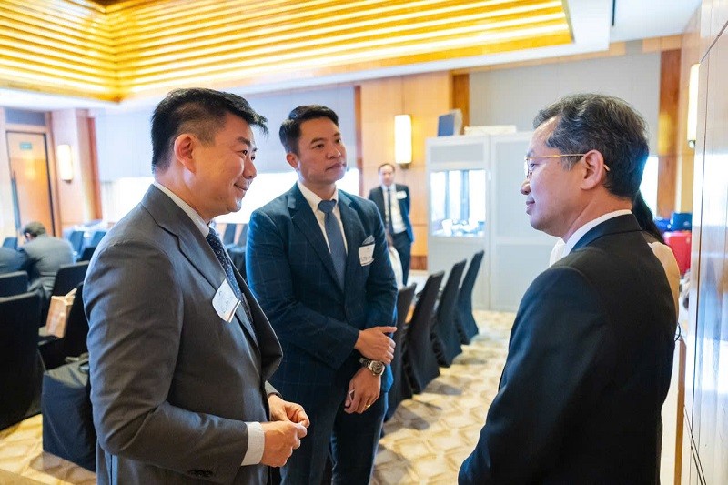 Bí thư Thành ủy Đà Nẵng Nguyễn Văn Quảng (phải) trao đổi với các nhà đầu tư. Ảnh: Mai Quang Bí thư Thành ủy Đà Nẵng Nguyễn Văn Quảng (phải) trao đổi với các nhà đầu tư. Ảnh: Mai Quang