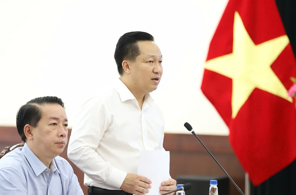 Ông Hoàng Tùng, Chủ tịch UBND TP. Thủ Đức báo cáo tại buổi làm việc. Ông Hoàng Tùng, Chủ tịch UBND TP. Thủ Đức báo cáo tại buổi làm việc.